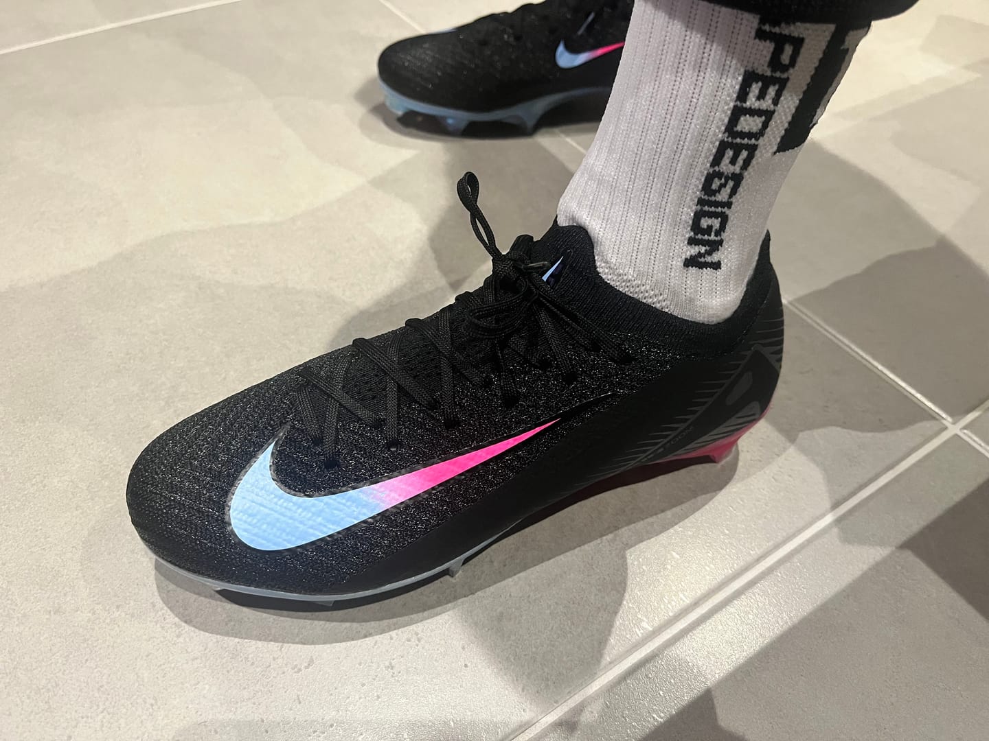Customer photo review of Vapor 16 Nike by You FG - Noir/Bleu/Rose