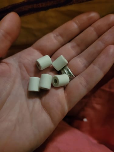 Ein Kunde hält fünf EM Keramik MINI PIPES in der geöffneten Hand, um die Größe zu zeigen.