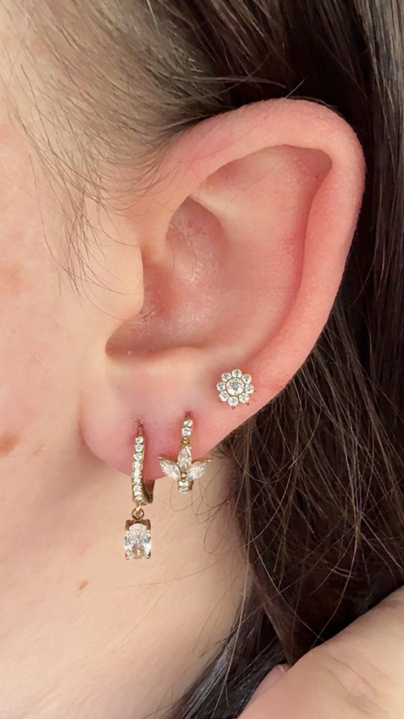 Customer photo review of Lotus Pave Huggie Ohrringe 14K vergoldet