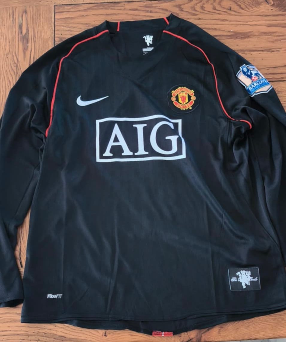 Customer photo review of Cristiano Ronaldo 2007 - 2008 Manchester United Retro Football Jersey Kit