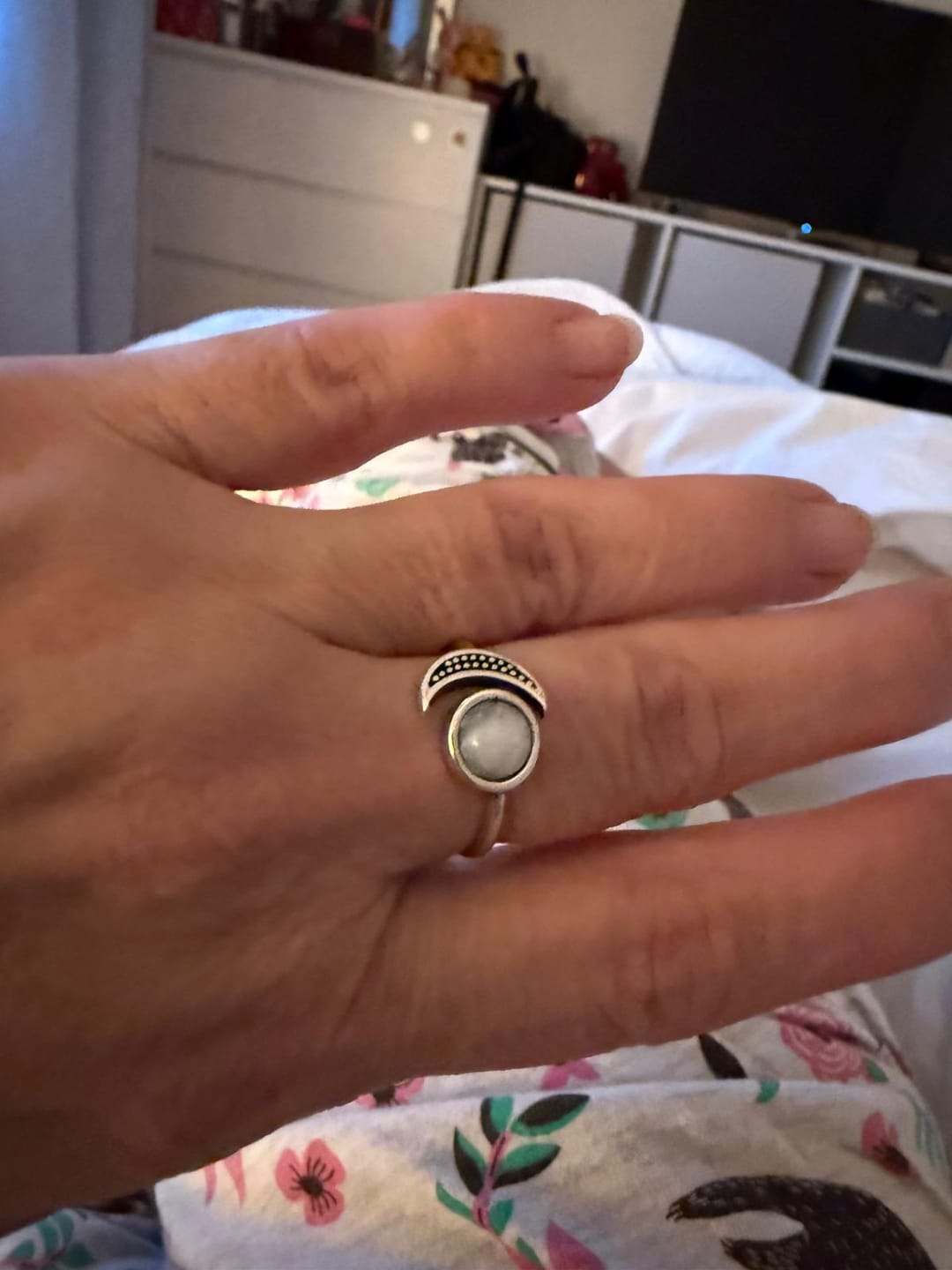 Customer photo review of Bague Ajustable "Séléné" en Pierre de Lune