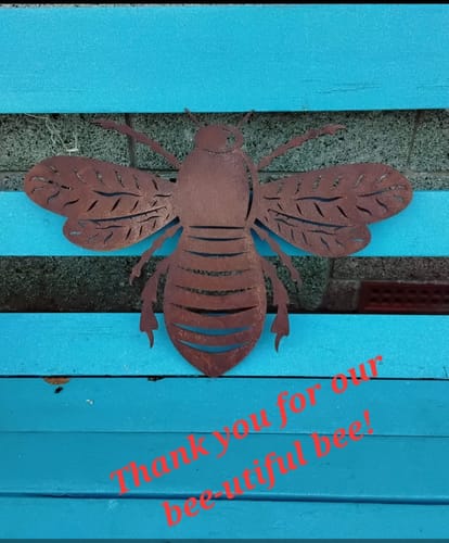Customer photo review of Large Rusty Metal Bee Plaque Wall Art