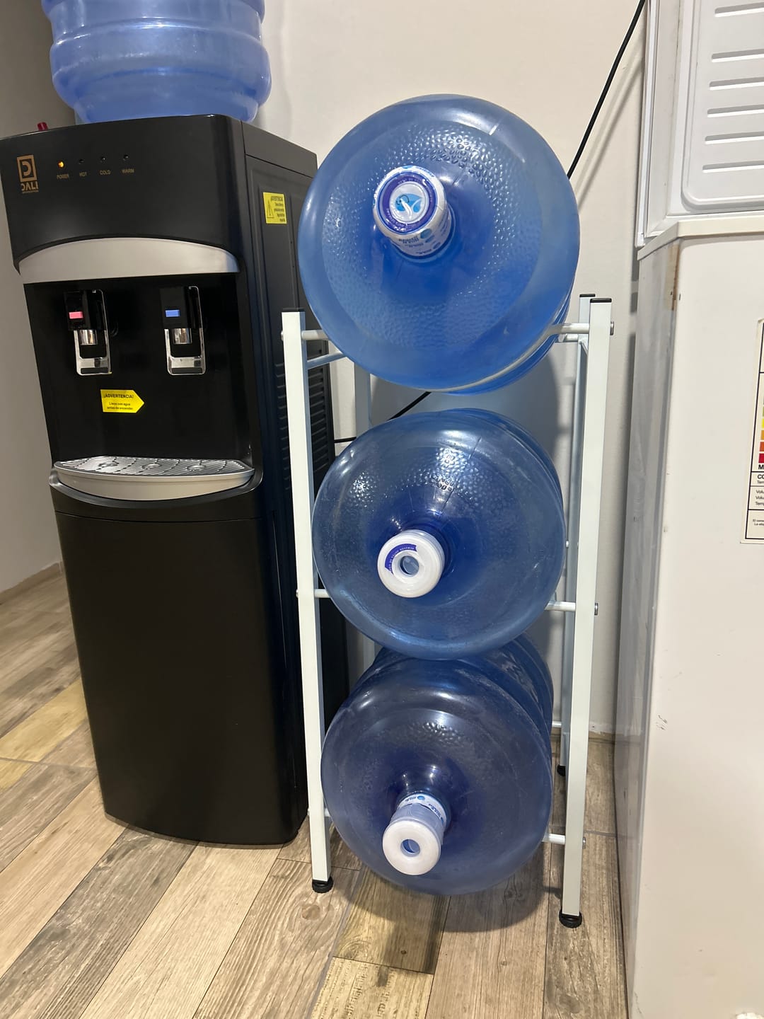 Customer photo review of Rack Estante para Bidón de Agua de 3 Niveles Soporte para Botellón de 20 litros