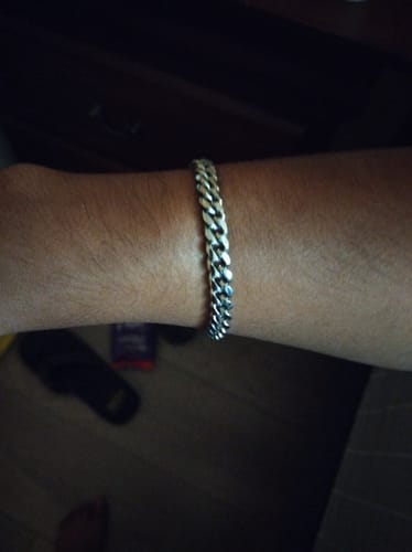 Primer plano de la Pulsera Cuban 8mm de un cliente en su muñeca.
