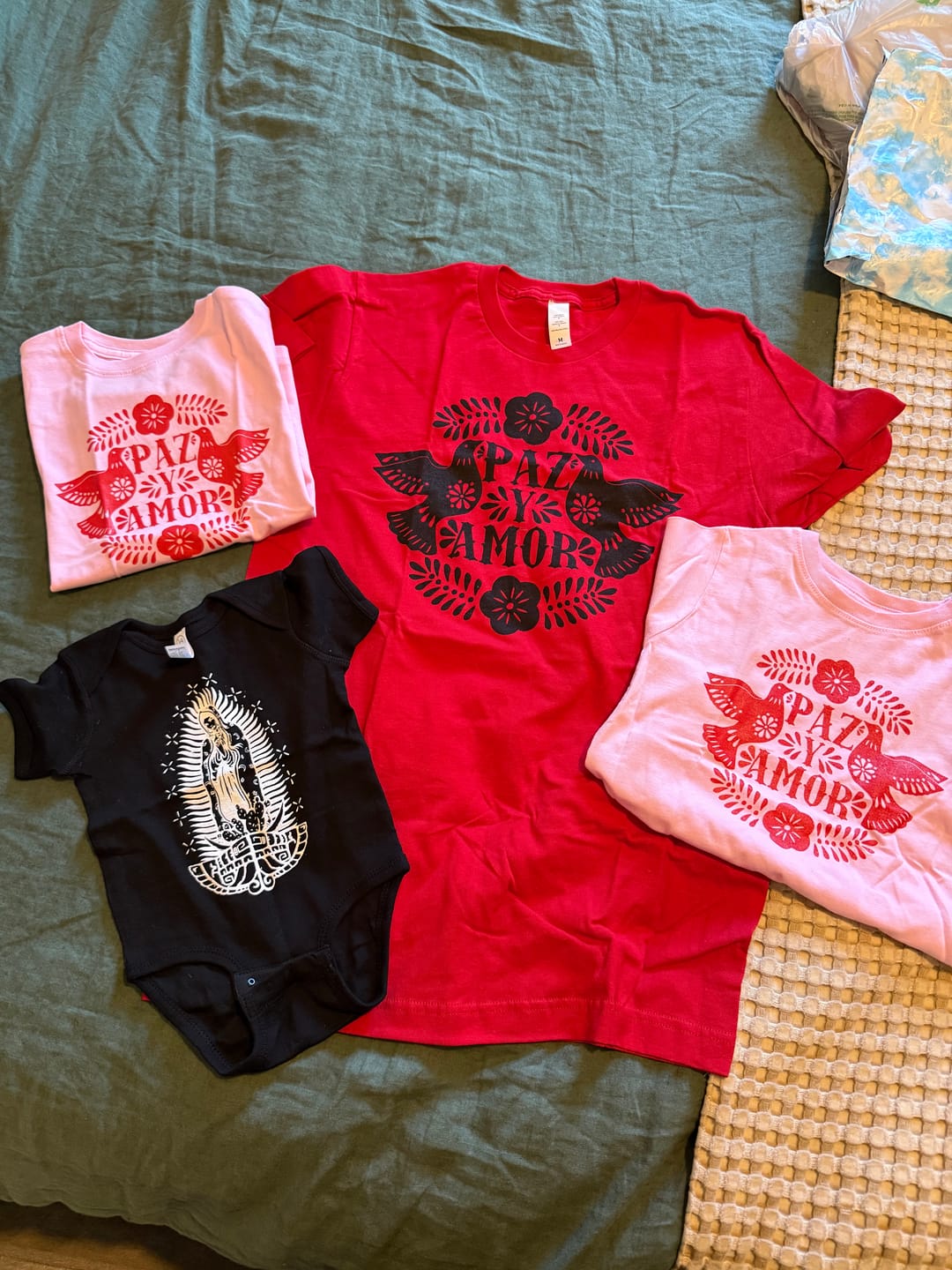 Customer photo review of Unisex Paz y Amor Tee