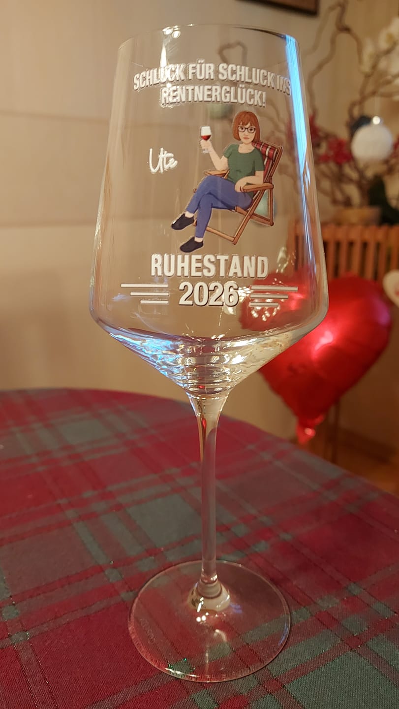 Customer photo review of Auf die Freiheit - Personalisiertes Weinglas mit Spruch und Clipart zum Ruhestand
