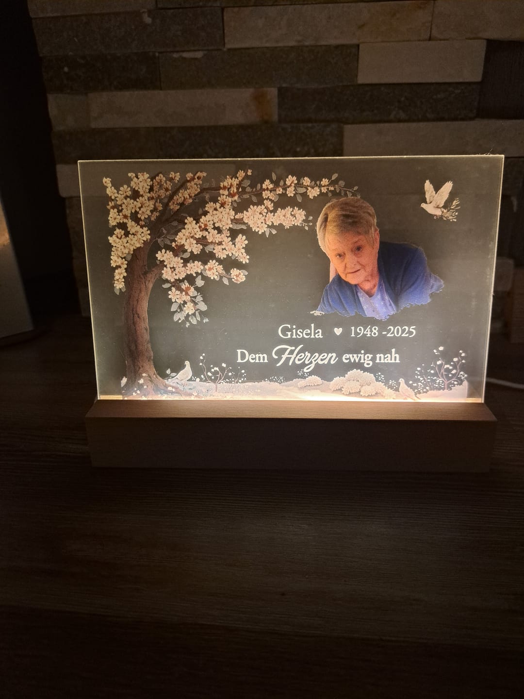 Customer photo review of Immer bei dir - Personalisierter Acrylaufsteller zur Erinnerung an Familienangehörige und Freunde
