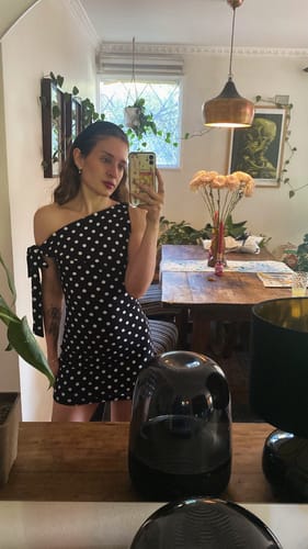 Customer photo review of VESTIDO ISABELLA LUNARES NEGRO