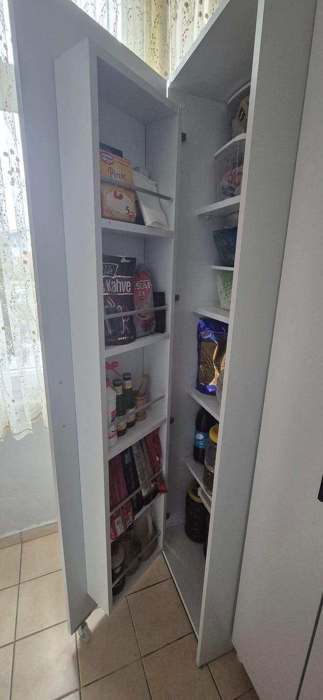 Customer photo review of Rani JE104 Çok Amaçlı Dolap Tekerlekli Tek Kapaklı Kiler Erzak Mutfak Dolabı Beyaz