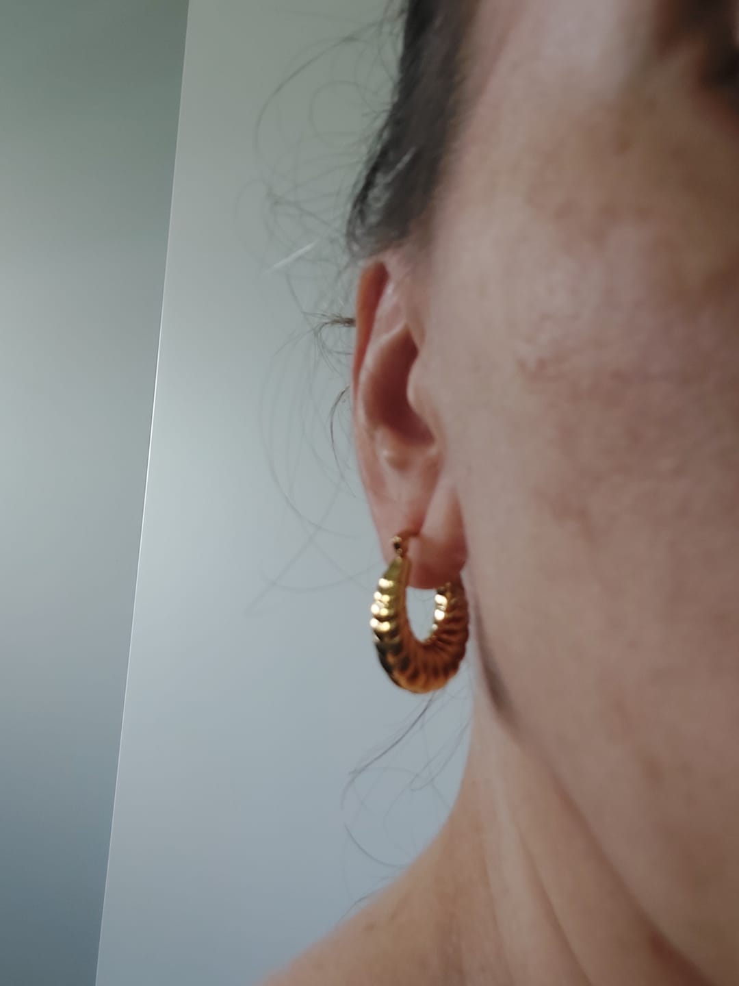 Customer photo review of Brinco de Argola Croissant Banhado em Ouro 18K