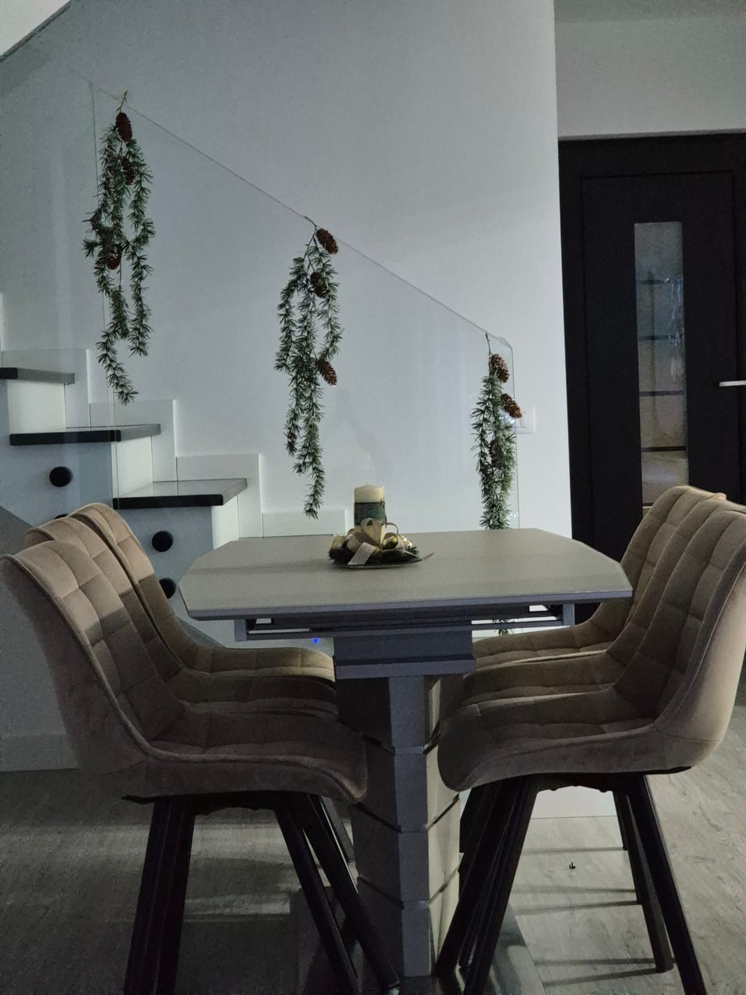 Customer photo review of Scaun K332, bej/negru, stofa catifelata/metal, 46x61x84 cm