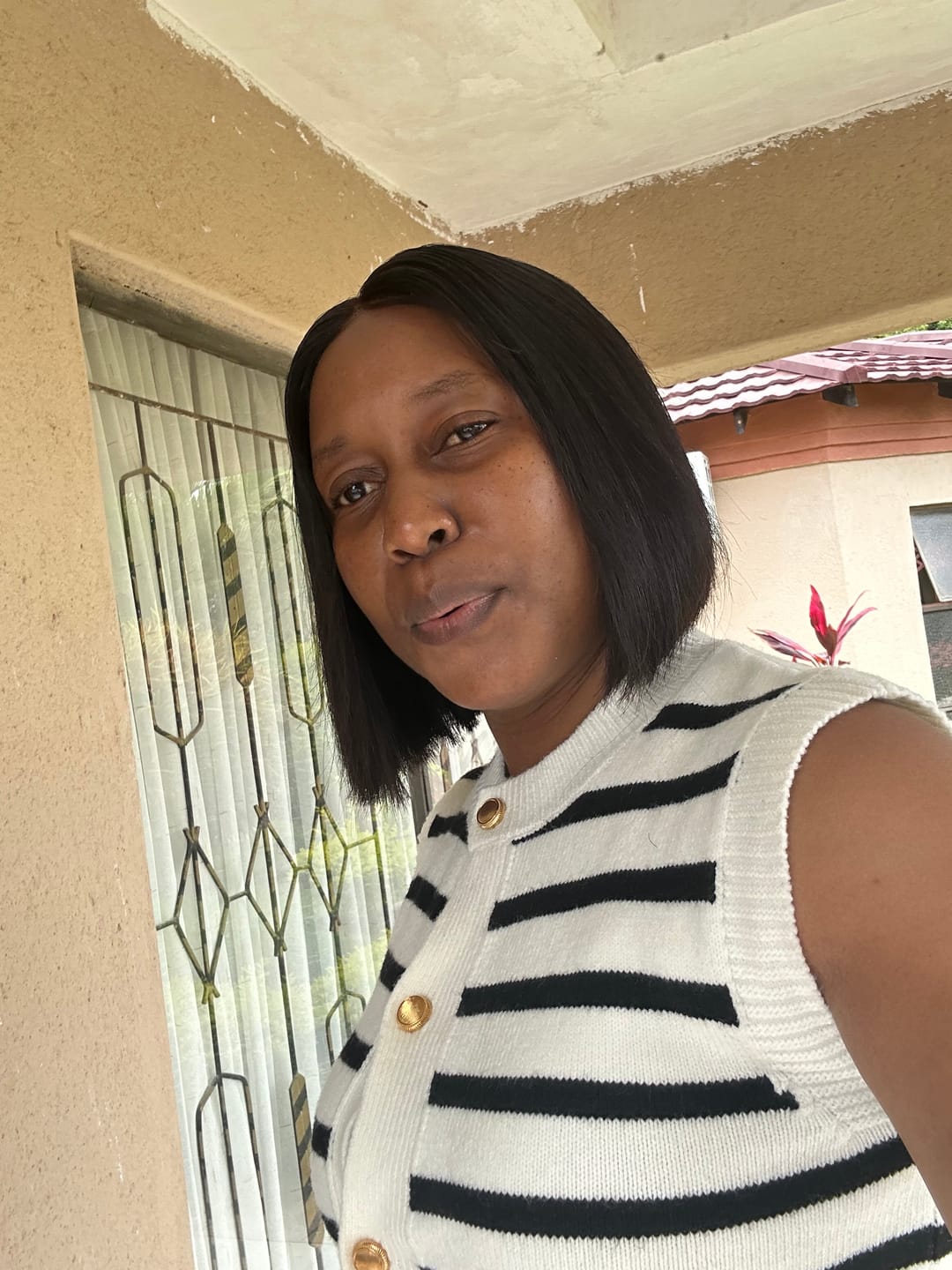 Customer photo review of Double Drawn Short Blunt Cut Glue-less 8 inch Bob Wig