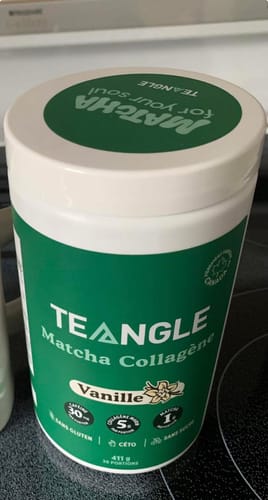 Photo du pot de Matcha Collagène Teangle saveur vanille d'un client, sur une cuisinière.