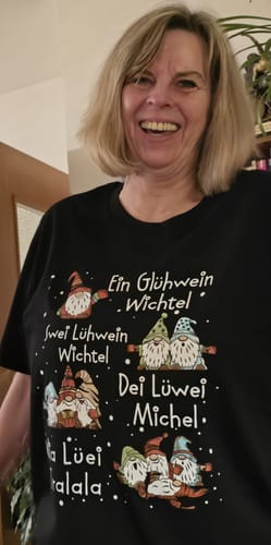 Eine zufriedene Kundin trägt das schwarze Premium Bio-Shirt 'Ein Glühwein, swei Glühwein Wichtel'.