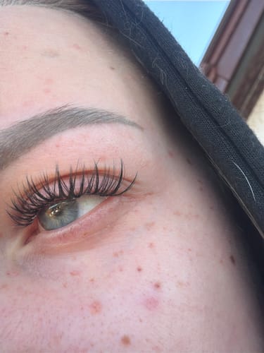 Nahaufnahme des Auges einer Rezensentin mit den langen, vollen PRETTY WOMEN MAXI Wimpern.