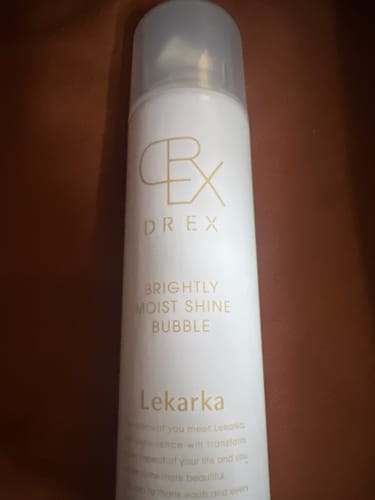 レビュアーのDREX ブライトリーモイストシャインバブル。白いボトルに透明なキャップが付いている。