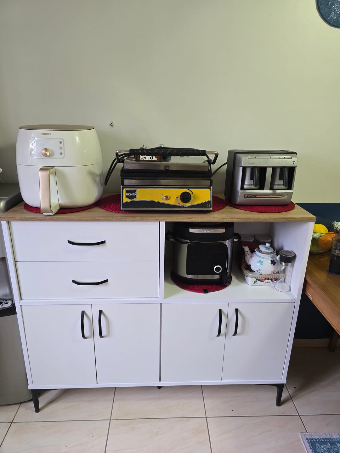 Customer photo review of Rani JE166 Kahve Köşesi Çok Amaçlı Dolap 4 Kapaklı 2 Çekmeceli Kiler Mutfak Dolabı Beyaz - Sepet Ceviz