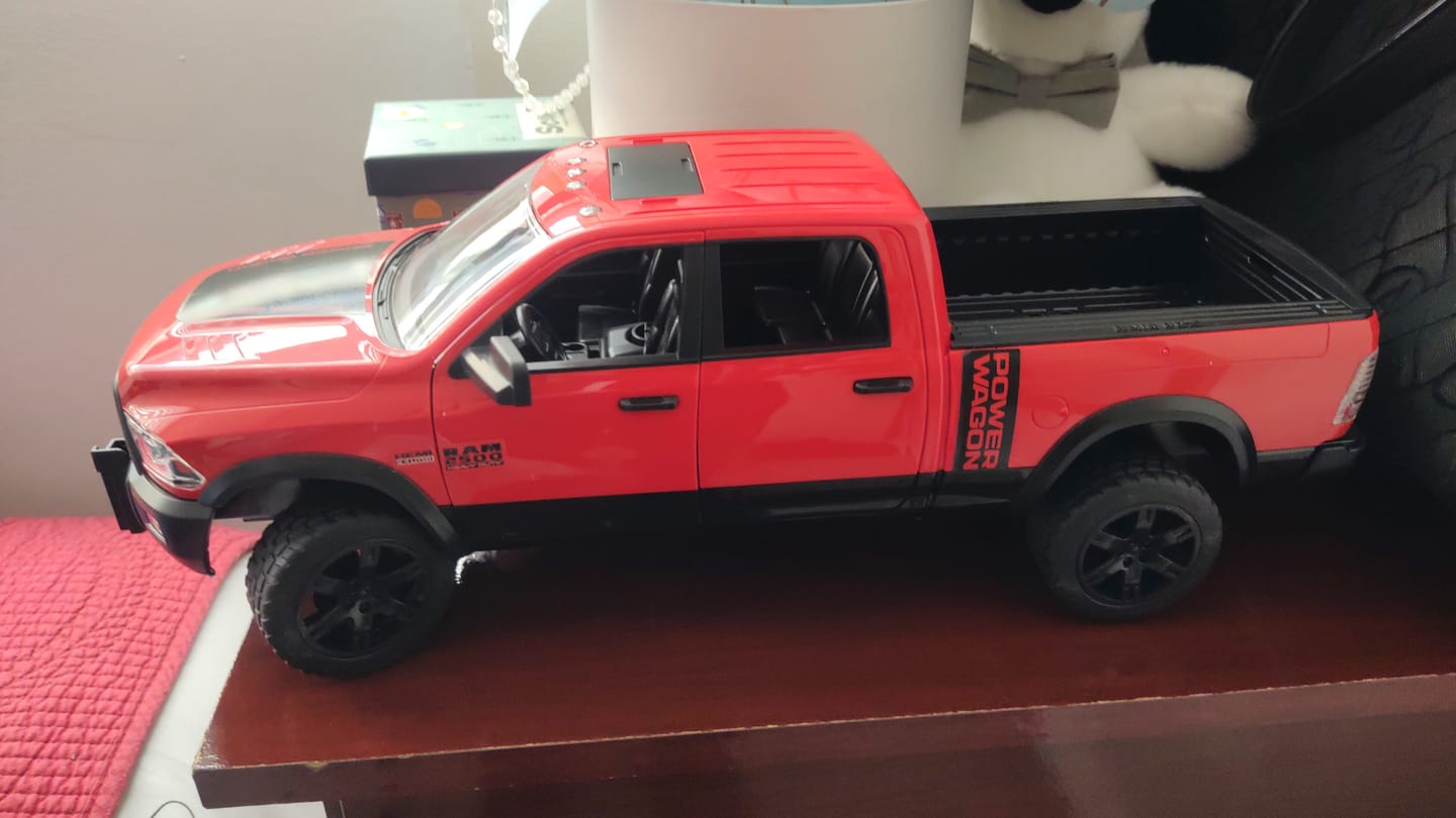 Customer photo review of RAM 2500 Power Wagon 02500- Escala 1:16- BRUDER