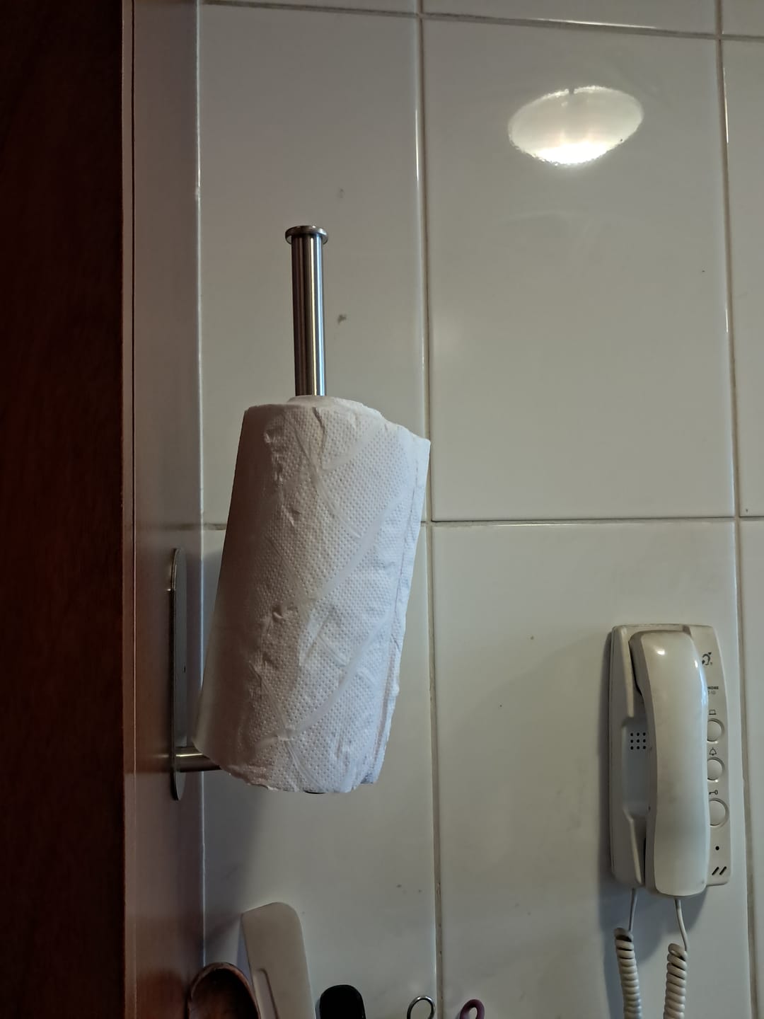 Customer photo review of Portarollos Toalla De Papel Nova De Acero Inox Autoadhesivo