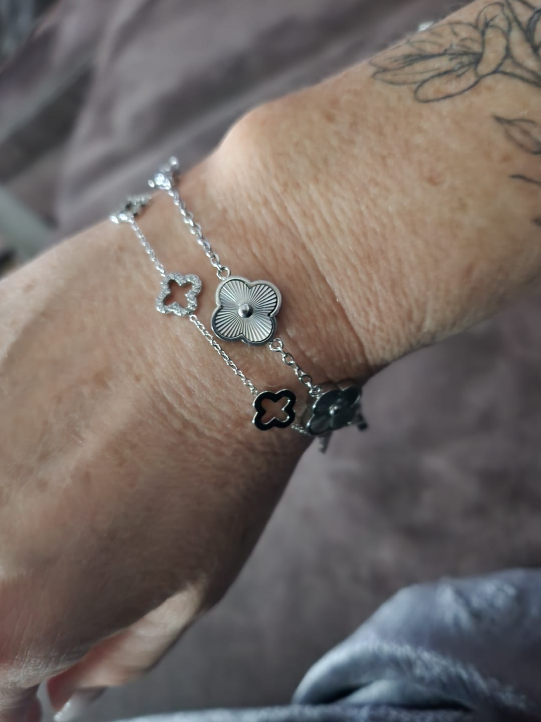 Customer photo review of Spring Lucky Leaf Armband 14K Vergoldet