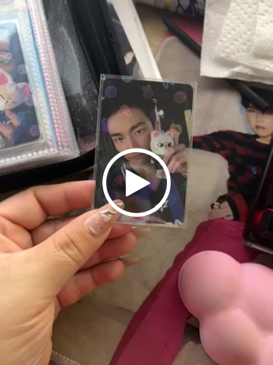 Customer video review of PREMIUM HOLOGRAPHIC PHOTOCARD SLEEVES - SKZOO VERSION