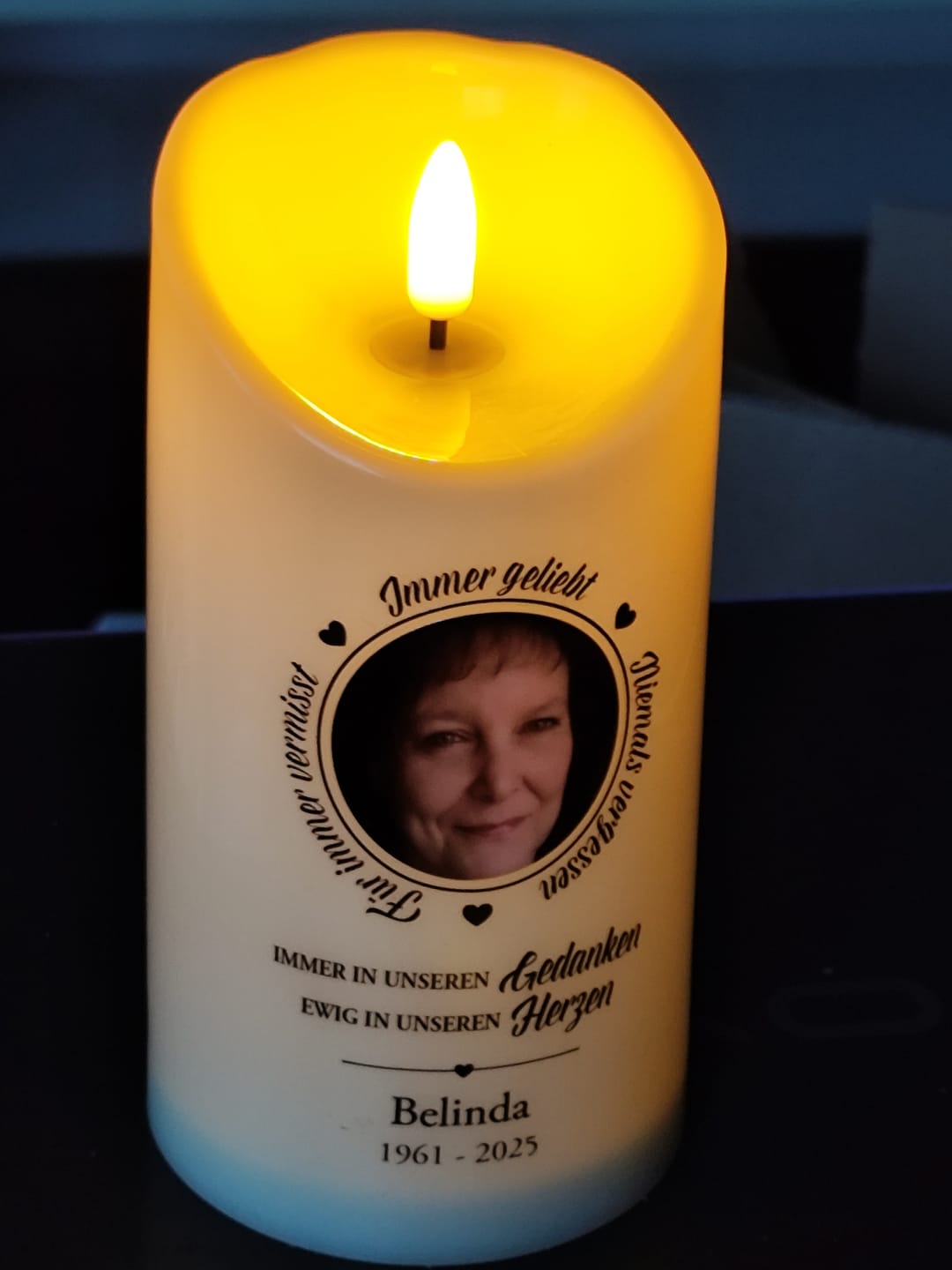 Customer photo review of Immer geliebt - LED Trauerkerze mit Foto und Datum in Erinnerung an Verstorbene