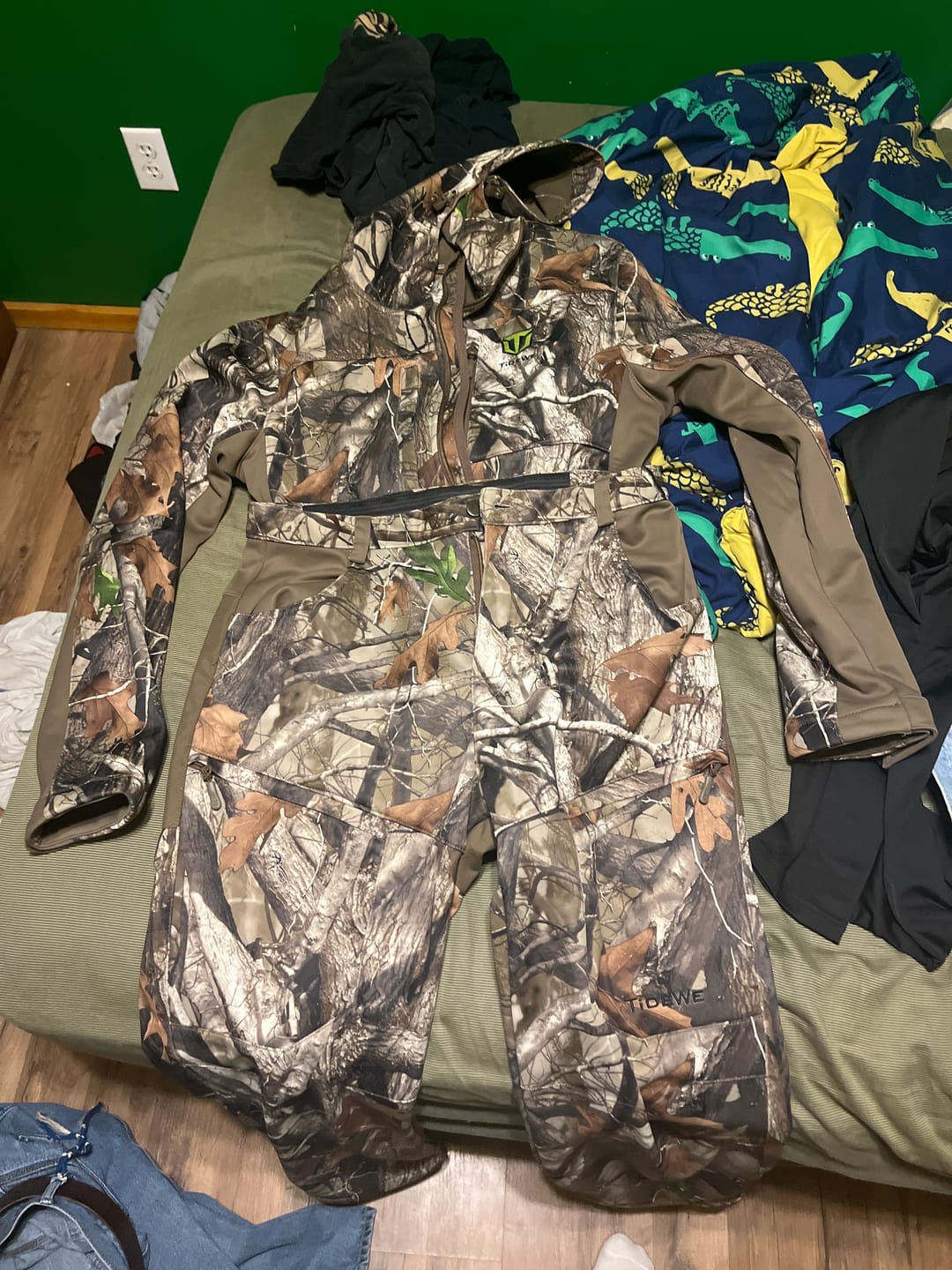Customer photo review of Men's Hunting Clothes,Silent Water Resistant Camo Hunting Suits