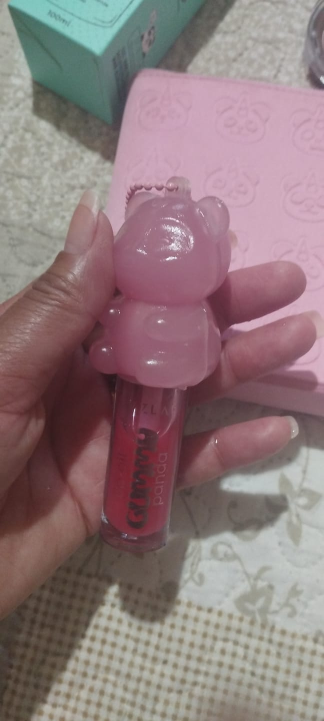 Customer photo review of Lip Oil Gummy Panda – VIZZELA