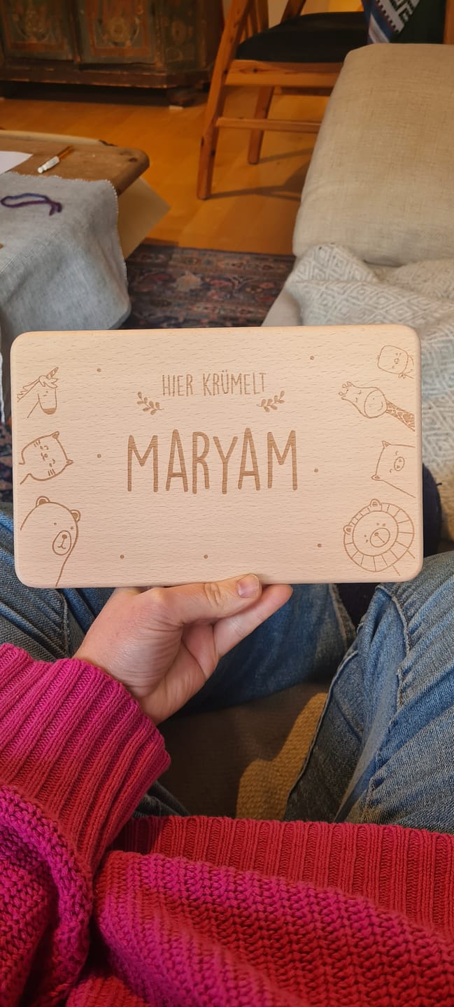 Customer photo review of Frühstücksbrettchen Holz personalisiert Tierfamilie schauen rein