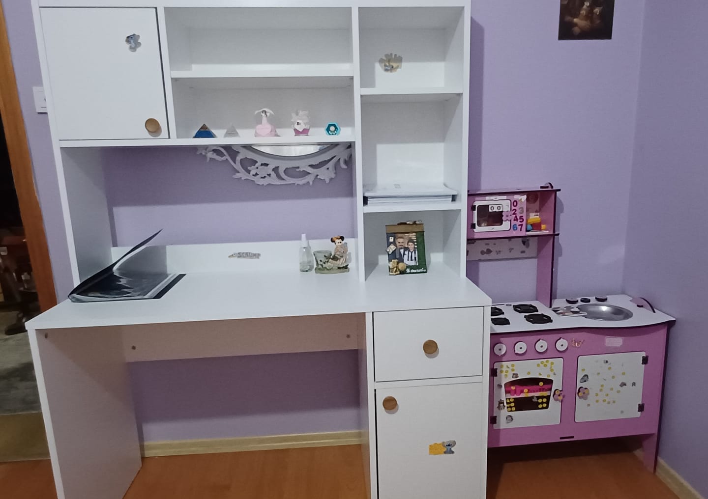 Customer photo review of Rani HA128 Kitaplıklı Raflı 2 Kapaklı 1 Çekmeceli Çalışma Ofis Bilgisayar Masası Beyaz