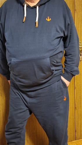 Rezensent trägt das dunkelblaue Mooinzen Bio Jogger Bundle, bestehend aus Hoodie und Jogginghose.