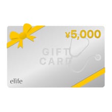 レビュー投稿者が提示するelifeギフトカード。シルバーのカードに黄色いリボンと「¥5,000」の文字。