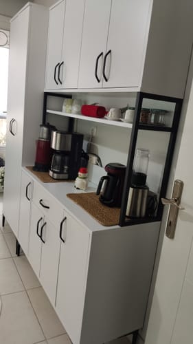 Yorumcunun mutfağındaki beyaz Rani Çok Amaçlı Dolap. Orta raflarda kahve makineleri ve blender gibi küçük ev aletleri var.