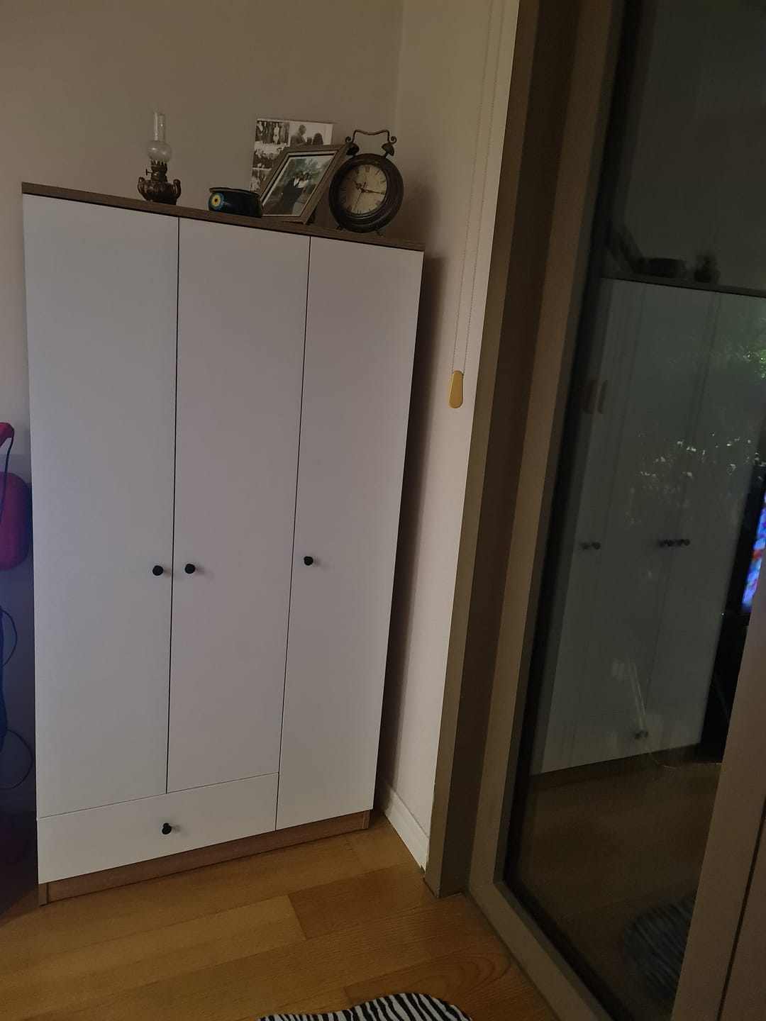 Customer photo review of Rani BA117 Gardırop Elbise Dolabı 3 Kapaklı 1 Çekmeceli 6 Raflı 1 Askılı Sepet Ceviz - Beyaz