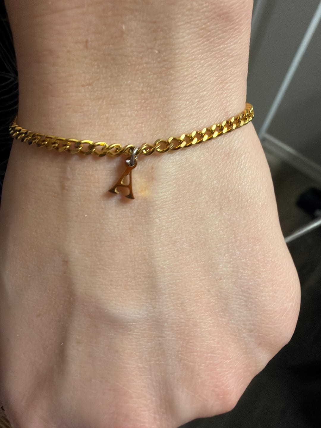 Reseña fotográfica de cliente del Charm de Letra para Pulsera Permanente #1