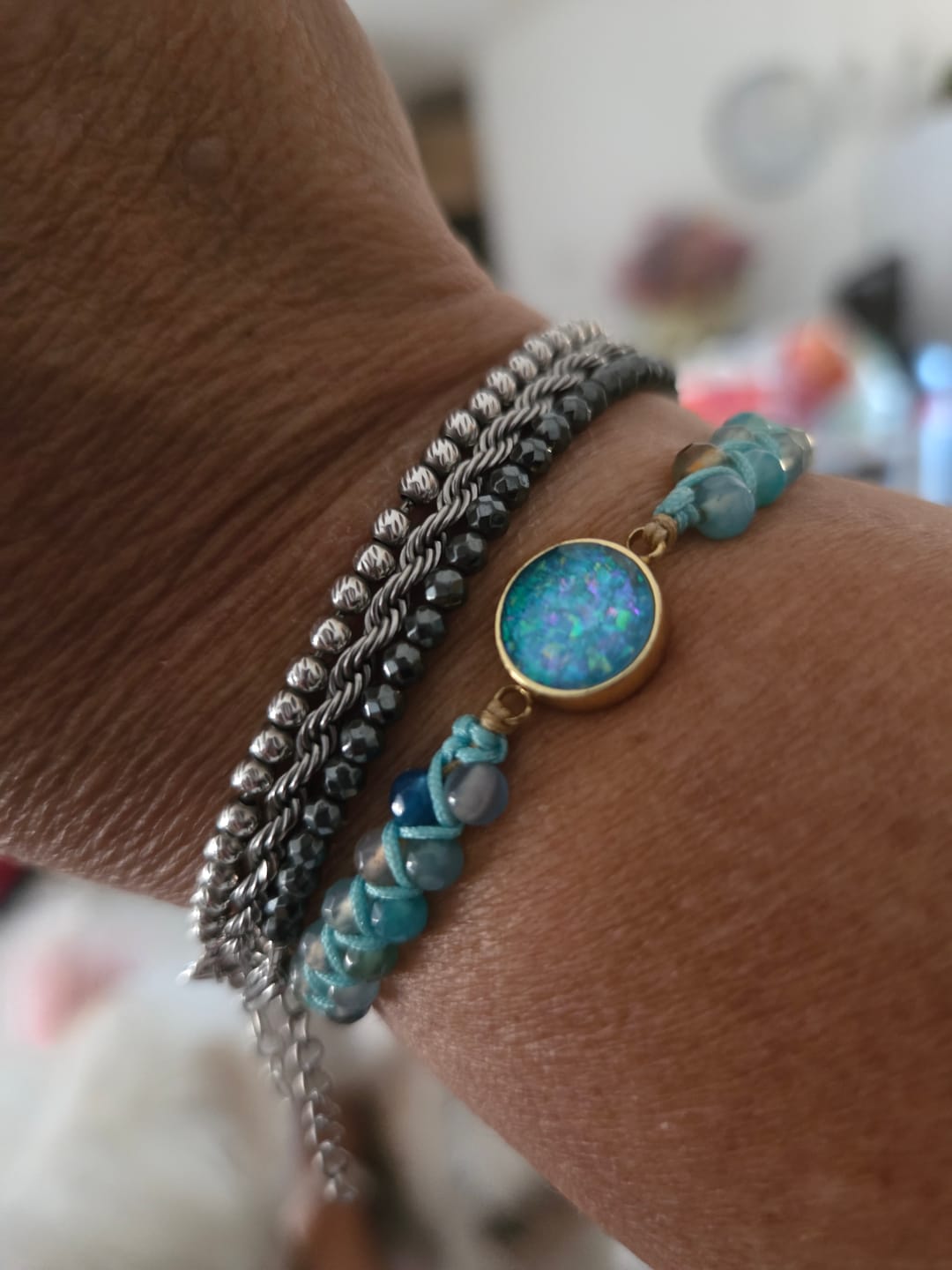 Customer photo review of צמיד ריפוי אלסטי מאבן אופל כחולה