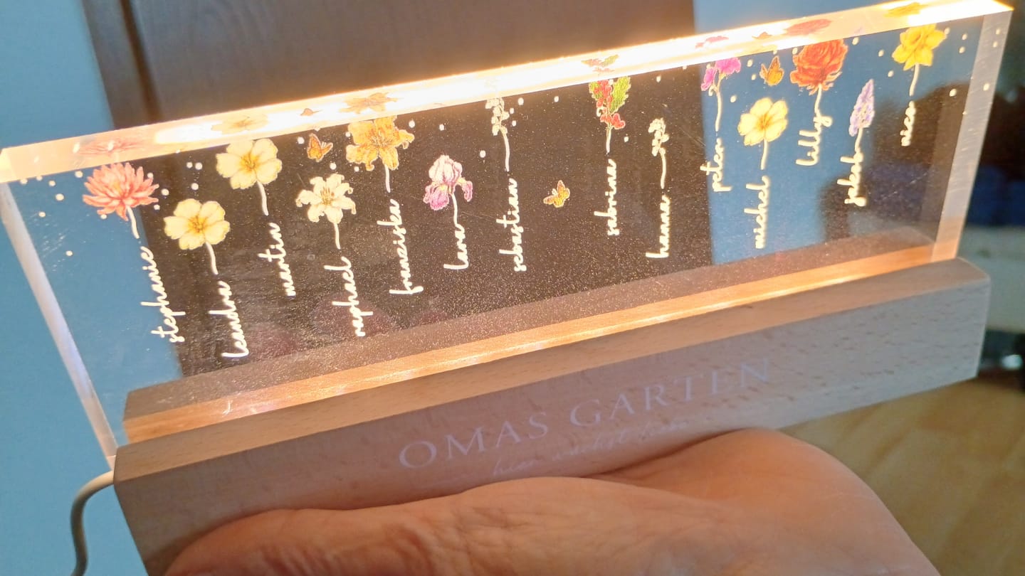 Customer photo review of Omas Garten - Personaliserter LED Aufsteller mit Blumen und Namen