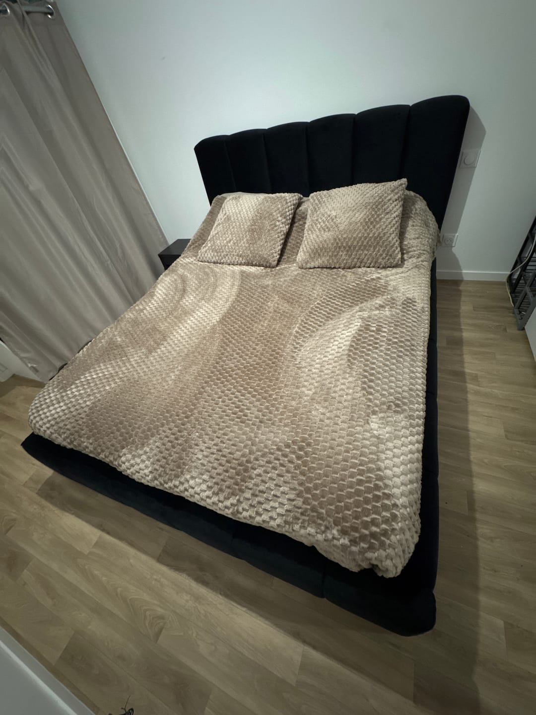 Customer photo review of Lit coffre design avec tête de lit matelassée - JADE