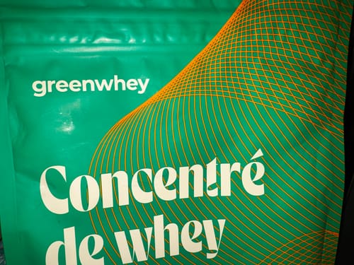 Photo d'un client : gros plan sur le sachet vert de la protéine Concentré de whey de la marque Greenwhey.