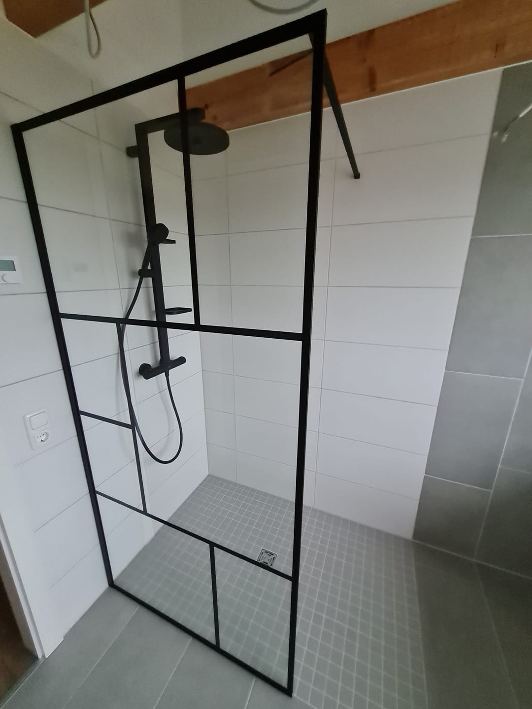 Customer photo review of SONNI Begehbare Dusche Duschabtrennung Duschwand 8mm Schwarz Duschabtrennung Duschkabine Nano ESG