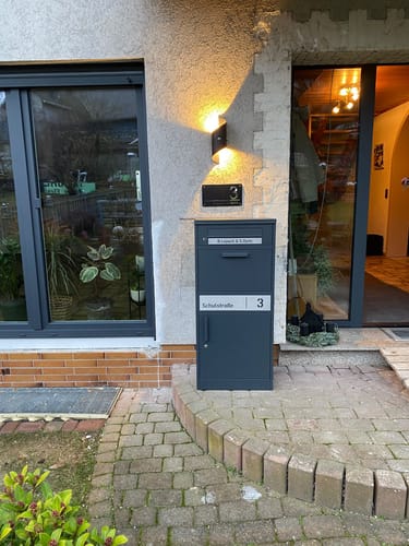 Customer photo review of Paketbox PB1 mit Briefkasten | anthrazit - RAL7016 | personalisiert mit Edelstahl-Schild