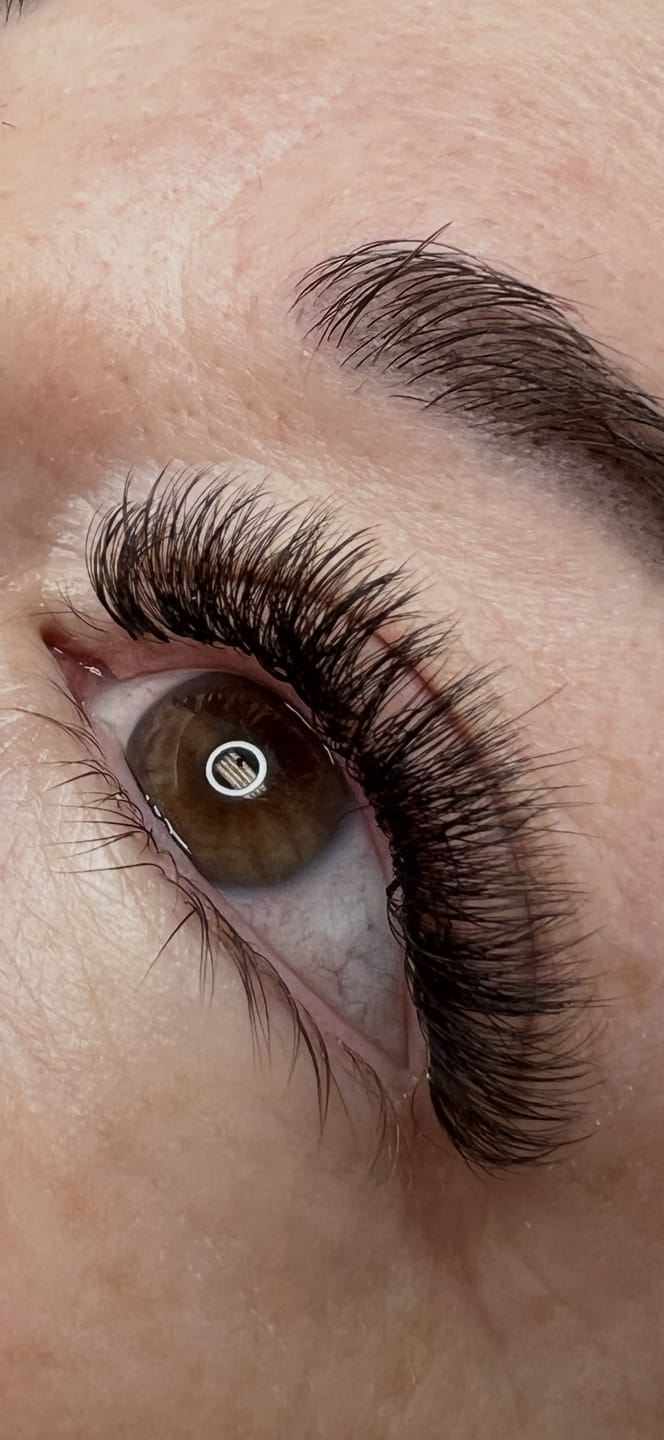 Customer photo review of Mixed W Lashes (36 rows)