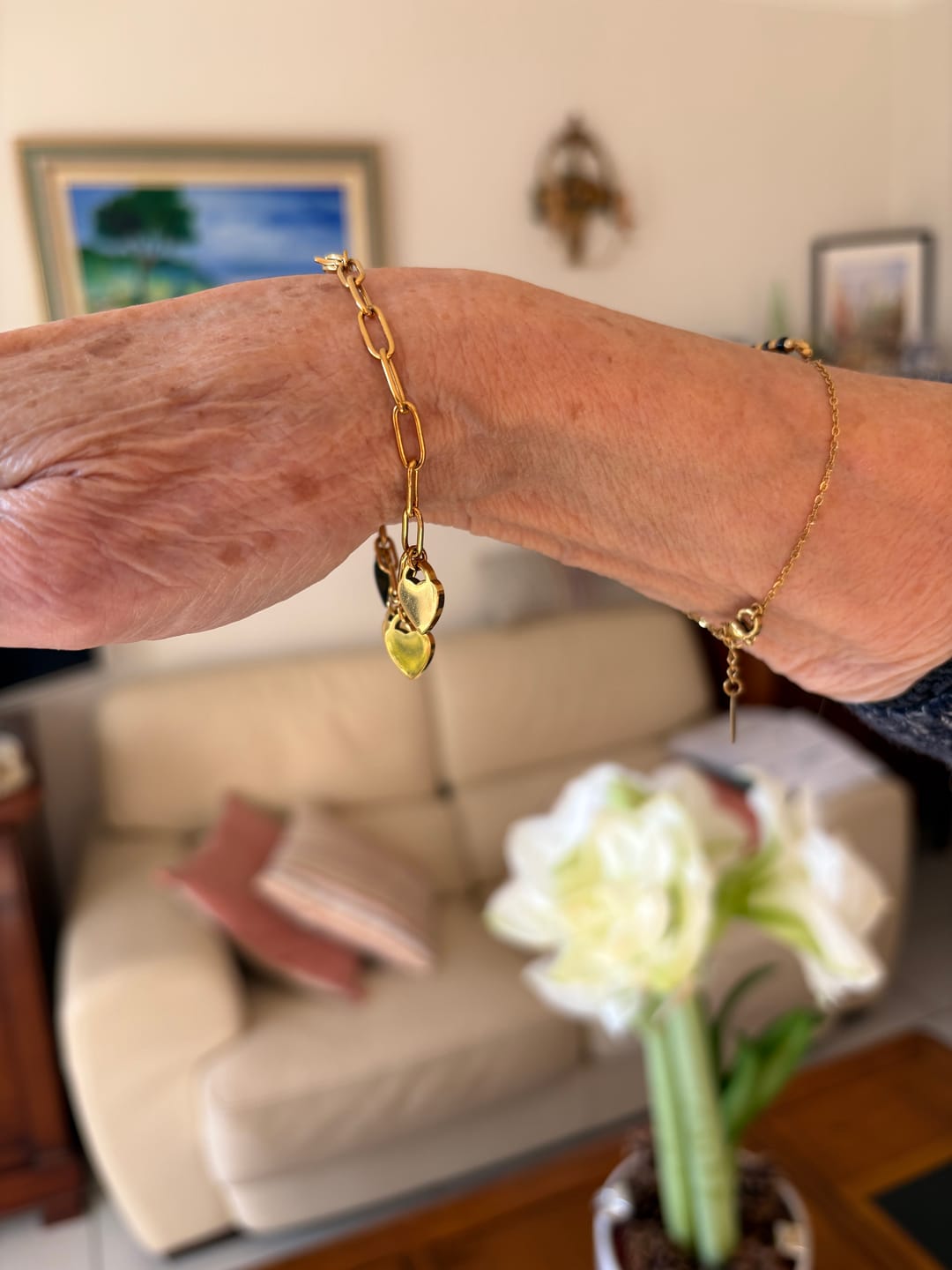 Customer photo review of Bracelet avec pendentifs cœur personnalisés