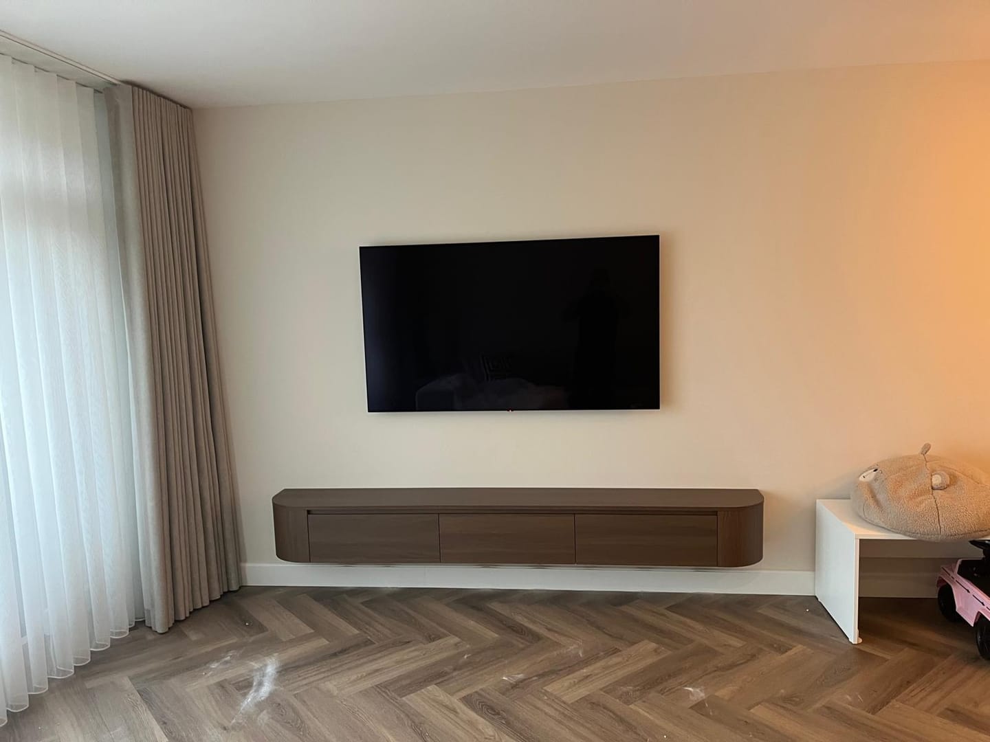 Customer photo review of ELVA – Curved Zwevend TV-Meubel 240 cm - Walnoot