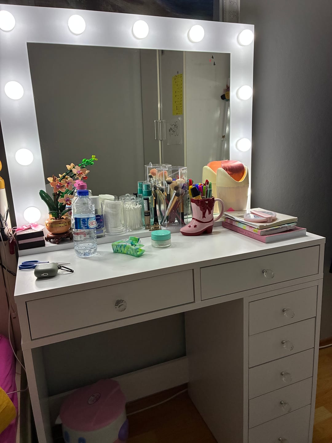 Customer photo review of Rani BJ115 Hollywood Işıklı Aynalı Kulis Makyaj Masası 7 Çekmeceli Takı Düzenleyici Beyaz