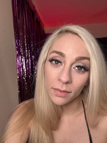 A reviewer shows off their full, dramatic look wearing Extreme Gossamer® lashes.