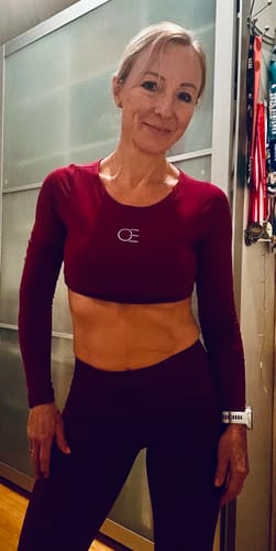 Customer photo review of DAVOMI Open Back Longsleeve - Bordeaux Red (Limited Edition)