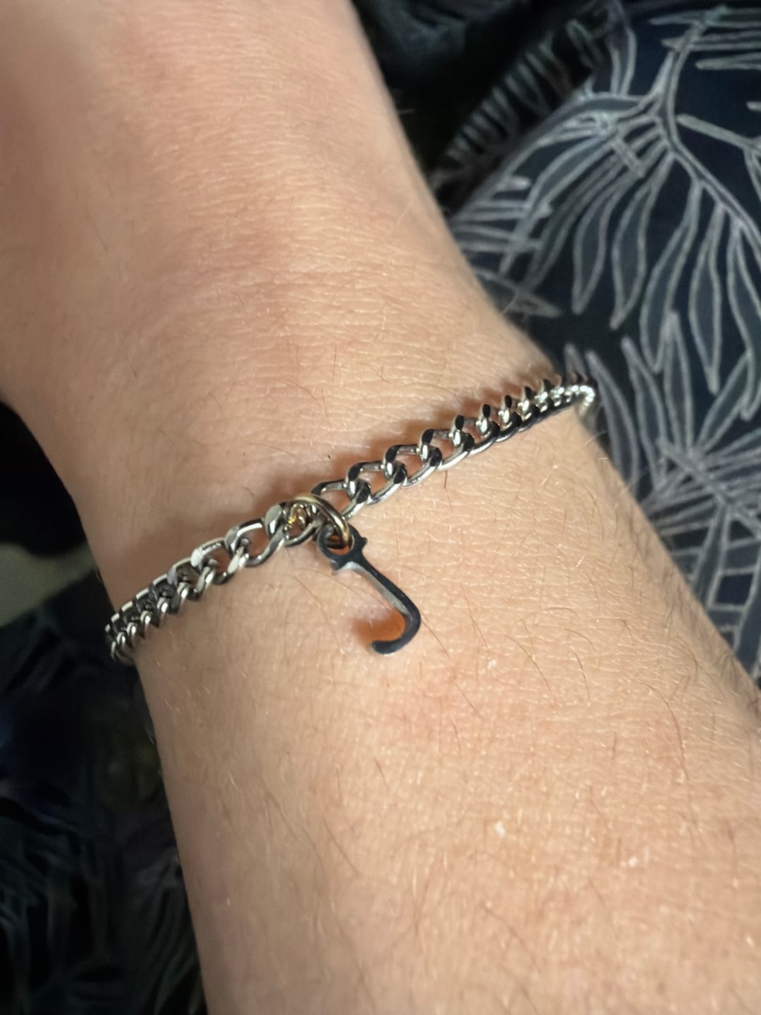 Reseña fotográfica de cliente del Charm de Letra para Pulsera Permanente #2