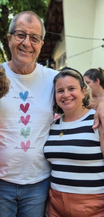 Customer photo review of Camiseta Personalizada - CORAÇÕES E NOMES (Até 5 nomes) - 100% Algodão