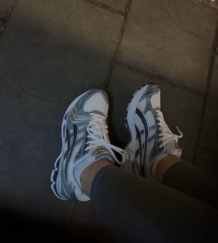 Beoordelaar draagt de ASICS Gel-Kayano 14 White Fjord Grey sneakers, van bovenaf gezien.